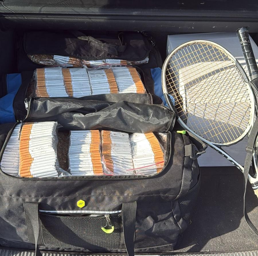 Ponad 95 tysięcy papierosów i 83 kg nielegalnego tytoniu. Kolejny duży proceder powstrzymany Skuteczne działania policjantów Komendy Miejskiej Policji w Poznaniu doprowadziły do zatrzymania mężczyzny, który przewoził i magazynował wyroby tytoniowe bez wymaganych prawem znaków akcyzy. Nielegalny towar przechowywał w trzech miejscach na terenie Wielkopolski. 12.06.2026