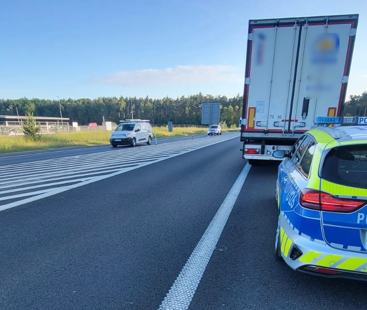 Trzeźwy poranek po długim weekendzie. Poznańska drogówka zatrzymała 9 kierowców pod wpływem alkoholu Blisko 4500 skontrolowanych kierowców, 9 osób wyeliminowanych z ruchu i ponad promil alkoholu u kierowcy ciężarówki, który próbował uniknąć kontroli drogowej. To bilans porannych działań przeprowadzonych przez policjantów Wydziału Ruchu Drogowego Komendy Miejskiej Policji w Poznaniu po zakończonym długim weekendzie związanym ze świętem Bożego Ciała. 08.06.2026