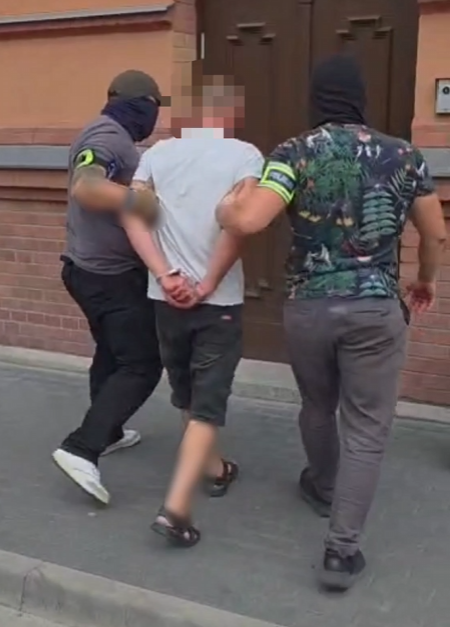 Zamaskowany napastnik z bronią w ręku napadł pracownika i ukradł pancerną szafę. Po kilku godzinach został zatrzymany
