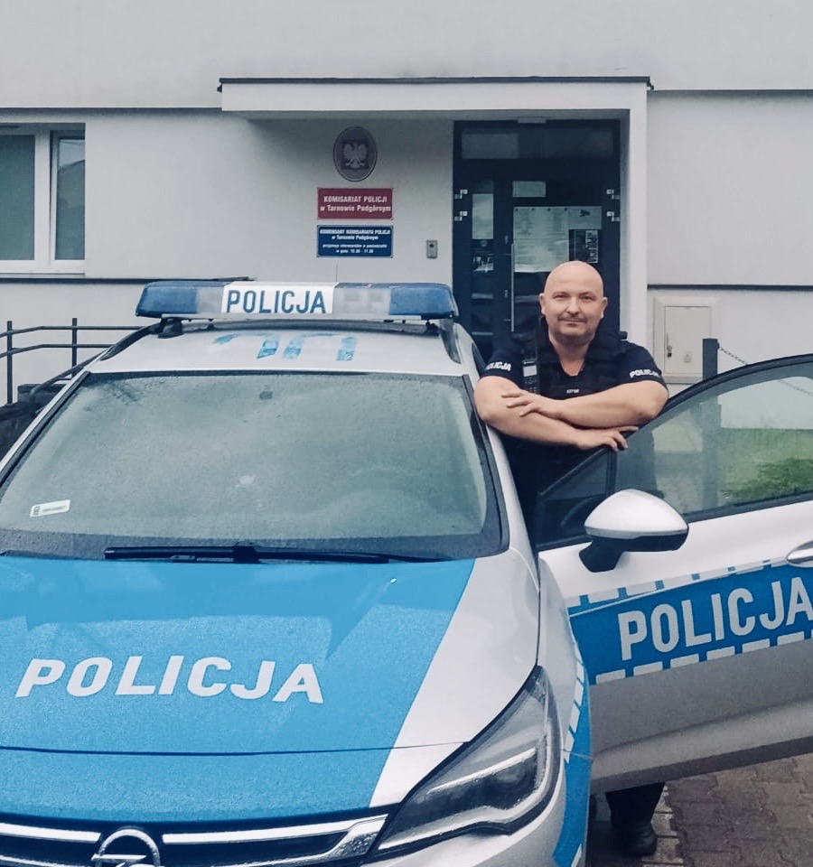 Policjant w czasie wolnym ruszył na ratunek. Wspólna akcja świadków i ratowników uratowała życie 75-latka