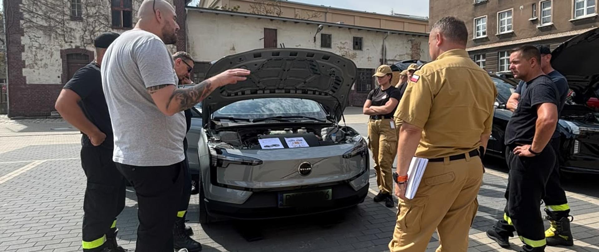 Strażacy z JRG nr 2 w Poznaniu szkolili się z ratownictwa przy elektrycznych Volvo - Poznań
