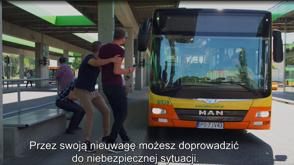Smartfon w komunikacji miejskiej w Poznaniu — zasady bezpiecznej podróży - Poznań