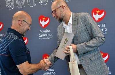 W Gnieźnie doceniono sportowców nagrodami starosty
