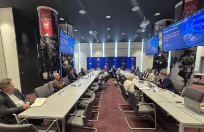 W Poznaniu dyskutowano o rynku pracy, demografii i roli AI podczas posiedzenia Wojewódzkiej Rady Dialogu Społecznego