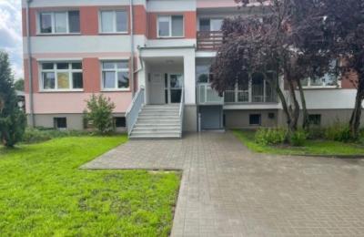 Wejście do ośrodka zdrowia w Chludowie po przebudowie. Zmiany mają ułatwić dostęp do placówki