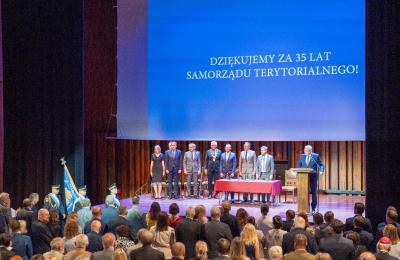 Uroczysta sesja Rady Miasta w Poznaniu: wręczenie tytułów, nagród i prezentacja nowego sztandaru