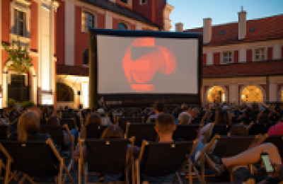 W Poznaniu znów kino pod chmurką: seans na Wolnym Dziedzińcu z prelekcją PCK