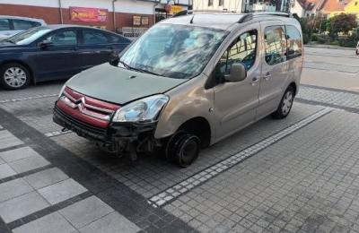 Skradziony Citroen rozbity pod Poznaniem. W środku policja zastała trzech mężczyzn