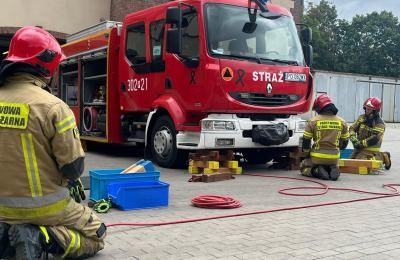 Strażacy JRG 2 ćwiczyli podnoszenie ciężarówek i ewakuację osób uwięzionych w Poznaniu