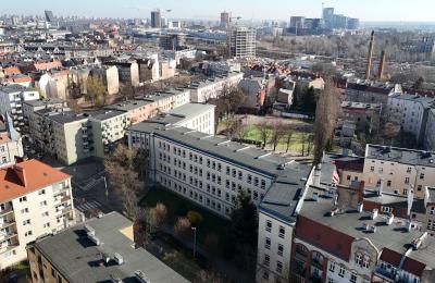 W Poznaniu powstaną miejsca schronienia w 9 szkołach i przedszkolach