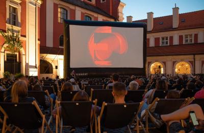 Kino #NaWolnym wraca w piątek: „Bez wyjścia” na Wolnym Dziedzińcu w Poznaniu