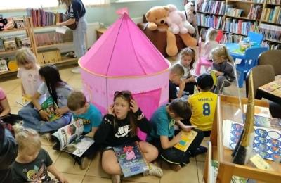 Energetyczne lato z książką w Gnieźnie: biblioteczna „Dwójka” zaprasza dzieci na wakacyjne zajęcia