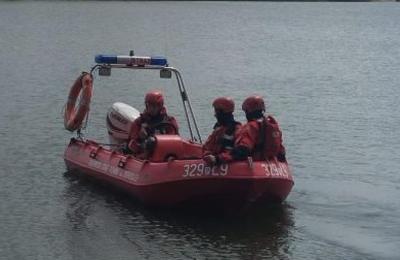 Ćwiczenia ratownictwa wodnego strażaków JRG 9 w Poznaniu z OSP Strykowo na Jeziorze Strykowskim