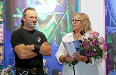 Wystawa „Jutro wrócimy do domu” w Mosinie: scenografia i kostiumy z bliska