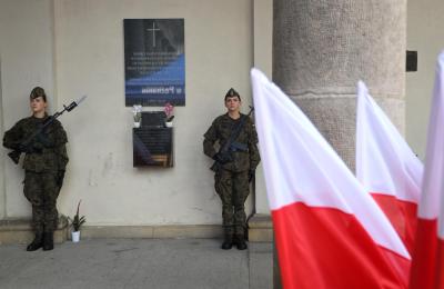 Obchody 83. rocznicy Zbrodni Wołyńskiej w Poznaniu: msza, apel pamięci i baner na urzędzie