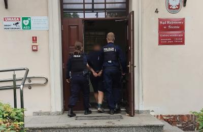Pijany kierowca uciekł do lasu i schował się na tylnej kanapie. Zatrzymano go i skierowano do sądu w trybie przyspieszonym