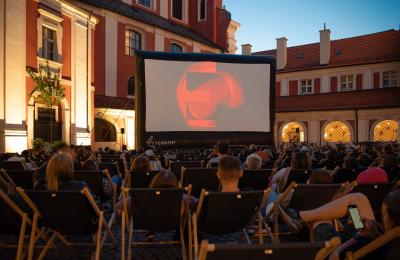 Kino pod chmurką w Poznaniu: gdzie i kiedy obejrzysz letnie seanse