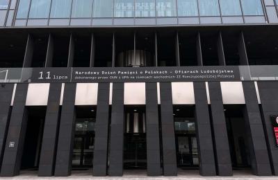Baner pamięci na Urzędzie Marszałkowskim w Poznaniu. Uroczystości 10–14 lipca