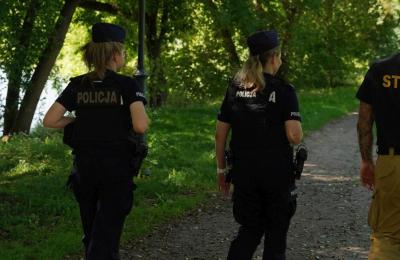 Jak bezpiecznie korzystać z wody? Strażacy i policja pokazali to młodzieży nad akwenem Tropicana w Poznaniu