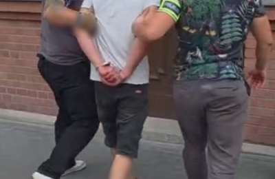 Zamaskowany napastnik zatrzymany po napadzie w gminie Kórnik. Sprawę prowadzili policjanci z Poznania