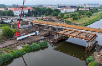 Rozpoczął się montaż stalowej konstrukcji północnej nitki Mostu Chrobrego w Poznaniu
