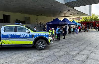 Straż i policja uczą bezpiecznych wakacji przy Bramie Poznania w Poznaniu