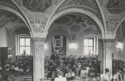 Koziołki wróciły na ratuszową wieżę — jak wyglądały obchody i odbudowa ratusza w 1954 roku w Poznaniu
