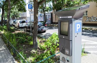 Poznań: modernizacja 375 parkomatów na Łazarzu i Wildzie – ekrany dotykowe, BLIK i start-stop