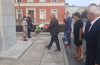 Obchody 82. rocznicy Powstania Warszawskiego w Kępnie: delegacje samorządowe i mieszkańcy przy Pomniku Bohaterów