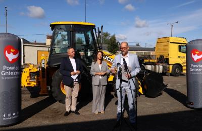 Koparko-ładowarka JCB 3CX dla Powiatowego Magazynu OLiOC w Gnieźnie finansowana z Programu Ochrony Ludności i Obrony Cywilnej
