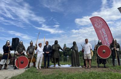 Rzeźba Mieszka I i Dobrawy odsłonięta na Trakcie Królewskim w Gnieźnie
