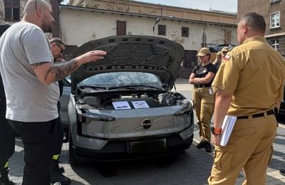 Strażacy z JRG nr 2 w Poznaniu szkolili się z ratownictwa przy elektrycznych Volvo