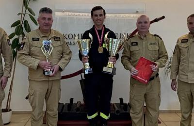 Poznański strażak Adam Adamkiewicz nagrodzony za mistrzowskie sukcesy w kolarstwie