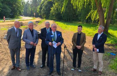 Wizyta wicemarszałków i przegląd postępów remontów dróg wojewódzkich DW442, DW443, DW450 w południowej Wielkopolsce — zakres, koszty i znaczenie dla mieszkańców