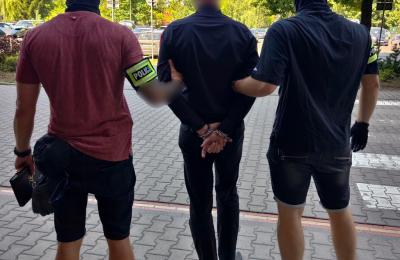 Policja z Poznania i Swarzędza zatrzymała 35-latka w sprawie urządzenia wykrytego na stacji BP w Swarzędzu