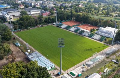 Poznań: zakończono wymianę murawy i montaż ogrzewania boiska przy Drodze Dębińskiej