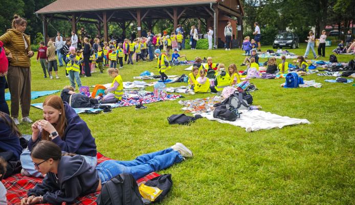 CentralaPoznan - Bezpieczne wakacje nad Jeziorem Niepruszewskim rozpoczęte edukacyjnym piknikiem