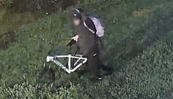 Uciekał oknem i próbował schować się w piwnicy. Niedoszły włamywacz- recydywista w rękach policjantów