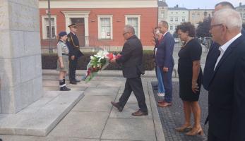 Obchody 82. rocznicy Powstania Warszawskiego w Kępnie: delegacje samorządowe i mieszkańcy przy Pomniku Bohaterów - Kępno