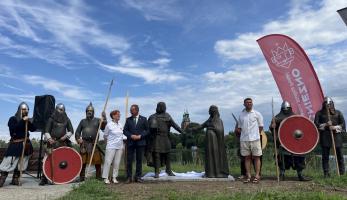 Rzeźba Mieszka I i Dobrawy odsłonięta na Trakcie Królewskim w Gnieźnie - Gniezno