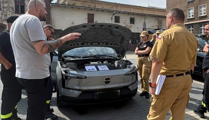 wiadomosci CentralaPoznan i region - Strażacy z JRG nr 2 w Poznaniu szkolili się z ratownictwa przy elektrycznych Volvo