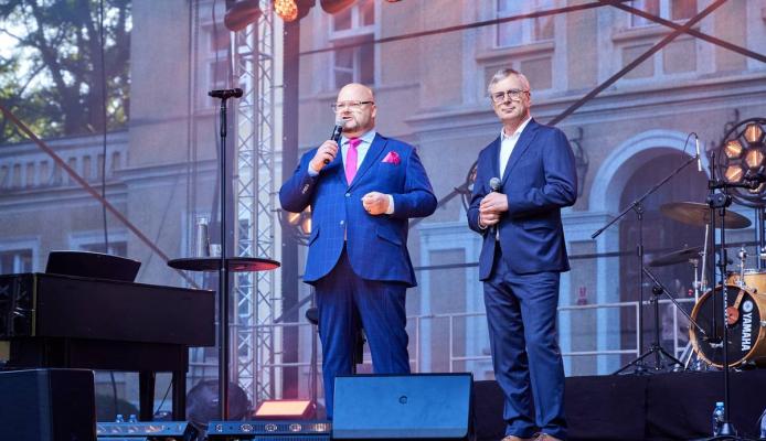 Uzarzewo w gminie Swarzędz świętowało 720-lecie z koncertem Sławka Uniatowskiego - Swarzędz