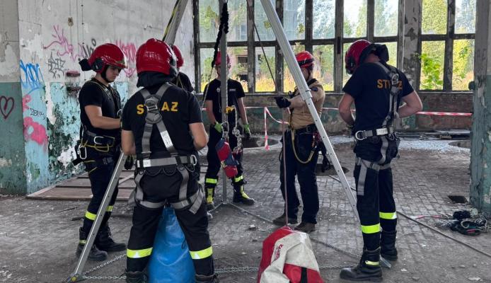 Trójnóg i układ linowy 4:1 pomagały strażakom w Poznaniu ćwiczyć wydobywanie poszkodowanego ze studni - Poznań