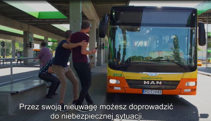 Smartfon w komunikacji miejskiej w Poznaniu — zasady bezpiecznej podróży - Poznań