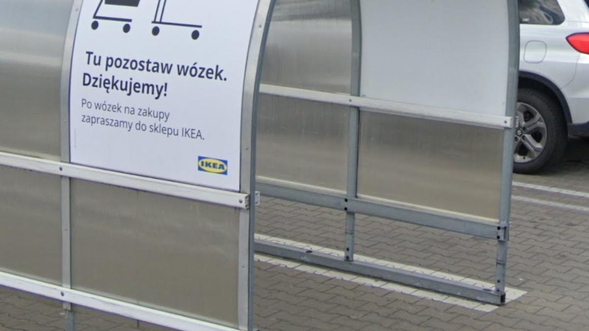 Bus w płomieniach na parkingu IKEA Franowo – wiata na wózki zniszczona, nikt nie ucierpiał