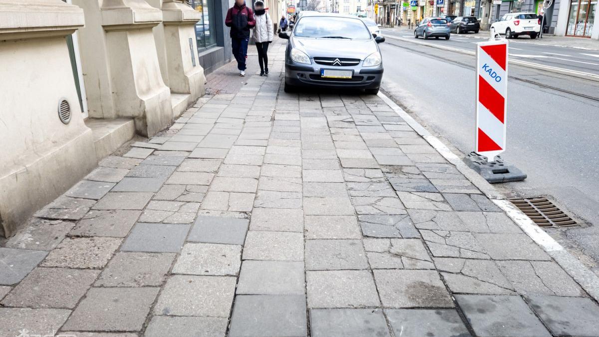 Poznań pożegna się z samochodami na chodniku przy ulicy Dąbrowskiego