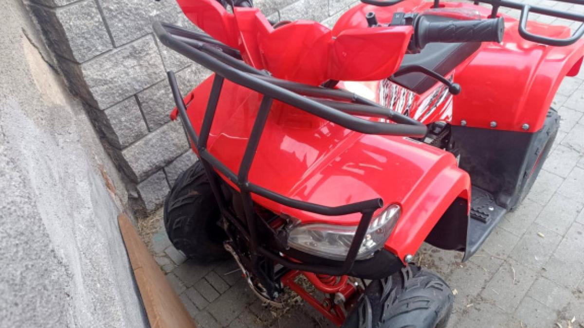 Poważny wypadek w powiecie leszczyńskim: 13-latek na quadzie uderzył w betonowy płot