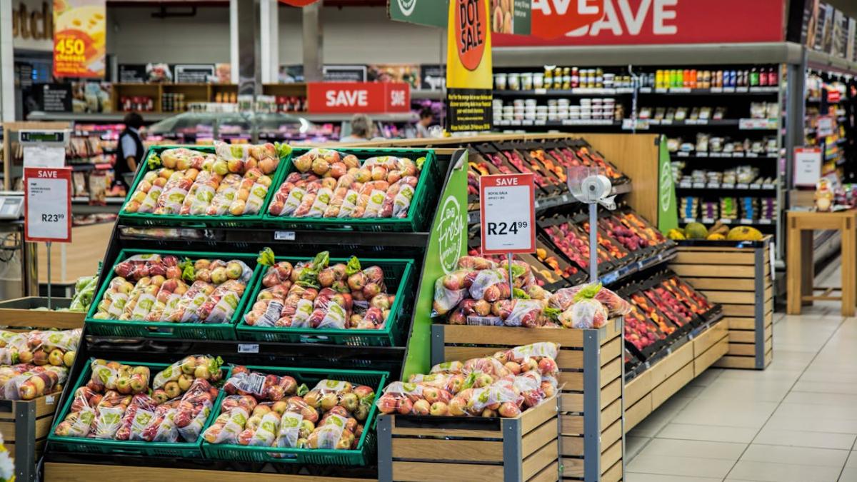 Godziny otwarcia popularnych sklepów – Wielka Sobota 2025