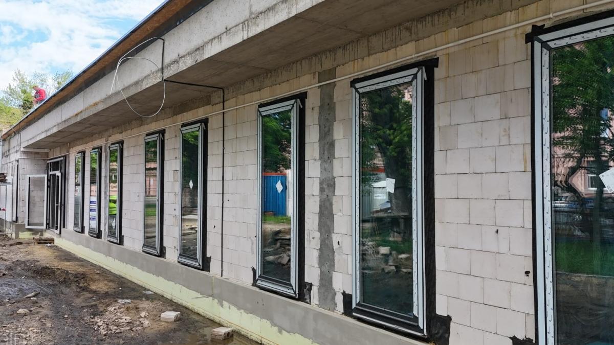 Nowa hala sportów walki na Łazarzu coraz bliżej ukończenia – budynek już pod dachem
