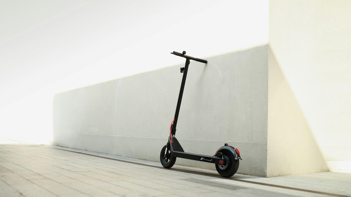 wiadomosci CentralaPoznan i region - Młodzi na hulajnogach elektrycznych pod lupą przepisów